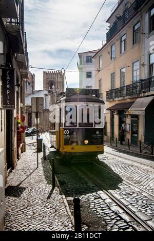 Tram 28 devant Catedral Sé Patriarcal, Lisbonne, Portugal, Europe Banque D'Images