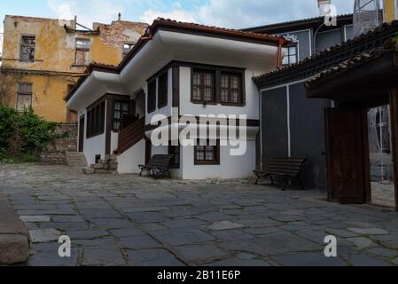 Plovdiv, Bulgarie - 6 mai 2019 : ancienne maison en bois dans la cour de l'église de Saint-Demetrius Banque D'Images