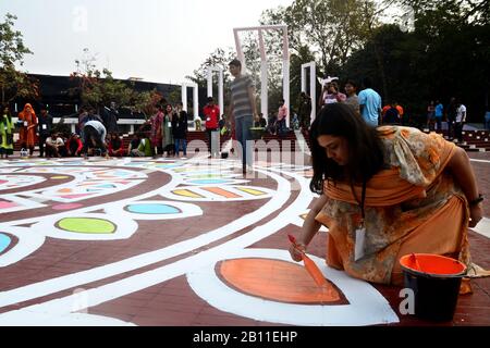 Les étudiants bangladais en beaux-arts peignent un dessin sur le terrain devant le Minar du Shahid central (mausolée du mouvement linguistique) à Dhaka, au Bangladesh, Banque D'Images