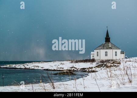 L'église par la mer, Vesterålen sans petrole, Norvège Banque D'Images
