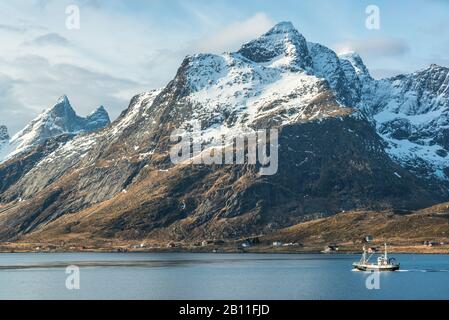 Bateau de pêche sur Selfjord, Lofoten, Norvège Banque D'Images