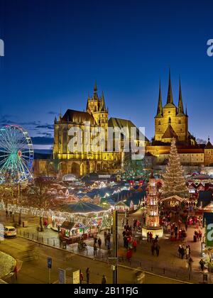 Marché de Noël d'Erfurt avec la cathédrale Sainte-Marie et Severikirche, Thuringe, Allemagne Banque D'Images