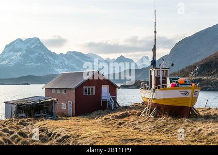 Cabane avec bateau de pêche à Fredvang sur Torsfjord, Lofoten, Norvège Banque D'Images