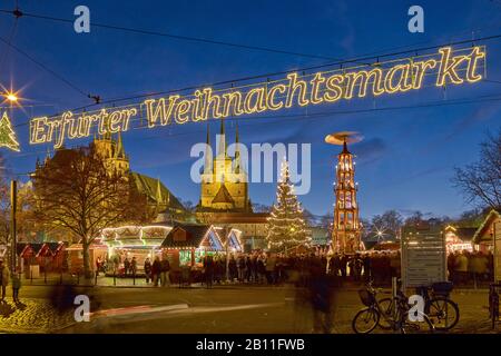 Marché de Noël d'Erfurt avec pyramide, cathédrale Sainte-Marie et Severikirche, Thuringe, Allemagne Banque D'Images