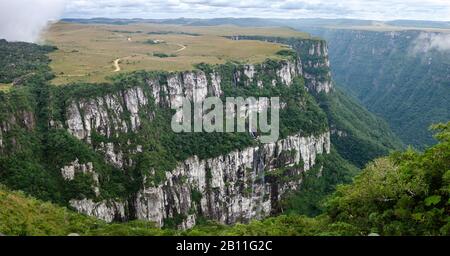 Vue panoramique sur un canyon appelé Fortaleza au Brésil Banque D'Images