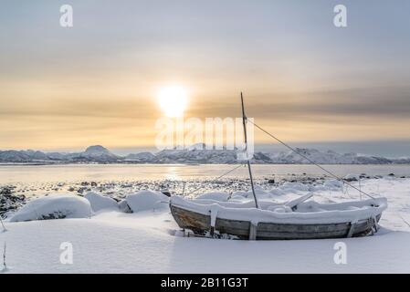 Bateau de pêche au coucher du soleil sur l'Eidsfjord près de Frøskeland, Vesteralen, Norvège Banque D'Images