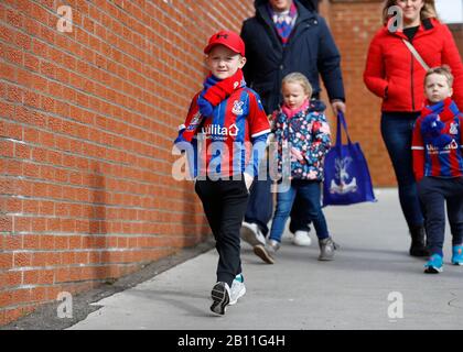 Selhurst Park, Londres, Royaume-Uni. 22 février 2020. Anglais Premier League Football, Crystal Palace Contre Newcastle United ; Jeune Fan De Crystal Palace Arrivant À Selhurst Park Credit: Action Plus Sports/Alay Live News Banque D'Images