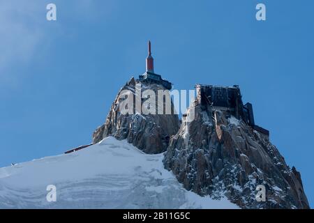 Un bâtiment appelé aiguille du Midi au sommet d'un sommet de montagne Banque D'Images