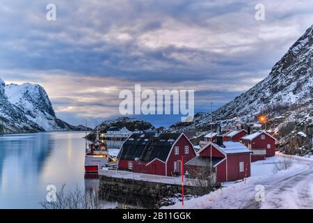 Cabanes de pêche, port dans le Straumfjord, Straume sur Vesterålen, Norvège Banque D'Images