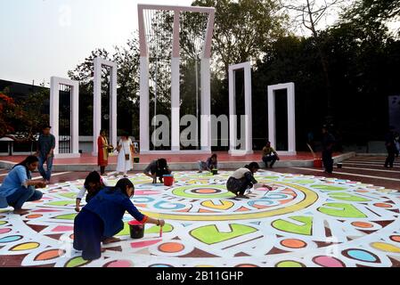 Les étudiants bangladais en beaux-arts peignent un dessin sur le terrain devant le Minar du Shahid central (mausolée du mouvement linguistique) à Dhaka, au Bangladesh, Banque D'Images