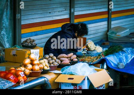 Jeonju le samedi matin, les gens du marché de regarder Banque D'Images