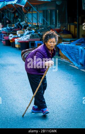 Jeonju le samedi matin, les gens du marché de regarder Banque D'Images