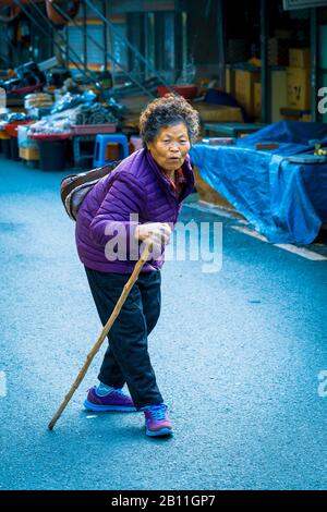 Jeonju le samedi matin, les gens du marché de regarder Banque D'Images