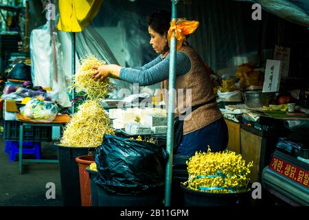 Jeonju le samedi matin, les gens du marché de regarder Banque D'Images