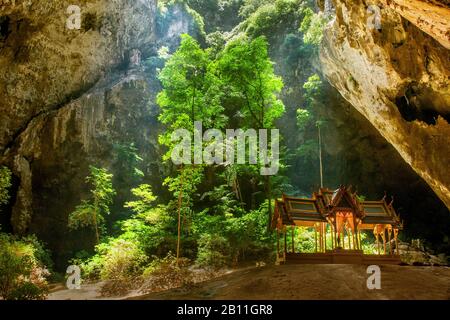 Grotte de Phraya Nakhon un des monuments les plus mystiques et mystérieux de la Thaïlande, Un éclat de lumière du soleil illumine un pavillon élégant dans cette immense grotte, Un pavillon de 19th ans, d'or et de vert Kuha Kharuehat, est caché à l'intérieur d'une grotte difficile à atteindre située dans le parc national Khao Sam Roi Yot, dans la province de Prachuap Khiri Khan.Thailand. Banque D'Images