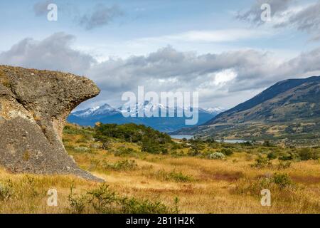 Vue panoramique de Cerro Benitez sur le lac Sofia jusqu'au parc national Torres del Paine, dans la province d'Ultima Esperanza, dans la région de Magallanes, dans le sud du Chili Banque D'Images