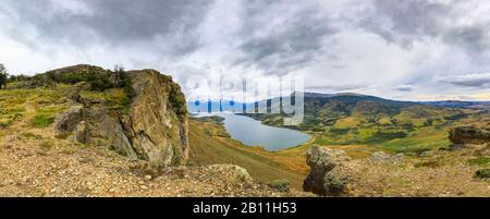 Vue panoramique de Cerro Benitez sur le lac Sofia jusqu'au parc national Torres del Paine, dans la province d'Ultima Esperanza, dans la région de Magallanes, dans le sud du Chili Banque D'Images