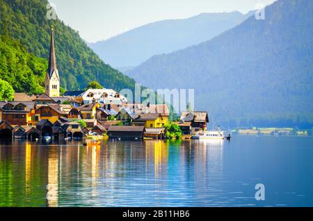 Hallstatt village dans les Alpes autrichiennes au lever du soleil Banque D'Images