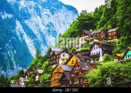 Maisons autrichiennes typiques sur le flanc de la montagne dans les Alpes. Hallstatt, Autriche Banque D'Images