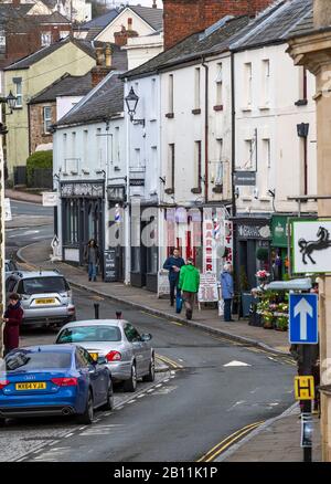 Samedi matin. Centre-ville de Coleford. Les rues hautes de Grande-Bretagne et les commerçants indépendants. Les petites villes du comté ont du mal à suivre le rythme du changement. Banque D'Images