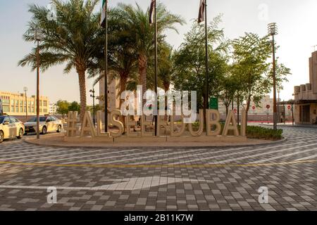 Dubaï / Émirats arabes Unis - 21 février 2020 : mot « Al Seef Dubai ». Entrée D'Al Seef Village À Bur Dubai. Banque D'Images