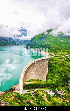 Station hydroélectrique dans les hautes montagnes. Barrage à Kaprun sur le réservoir de Mooserboden Banque D'Images