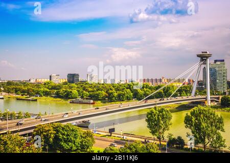 Vue panoramique sur la ville de Bratislava avec pont OVNI sur le Danube, Slovaquie. Banque D'Images