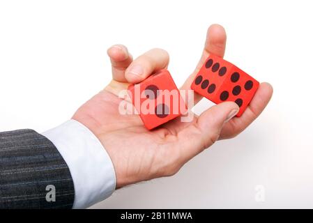 Main d'homme d'affaires non reconnaissable tenant une paire de dés rouges sur fond blanc Banque D'Images