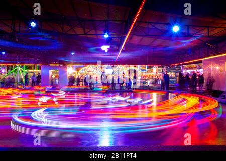 Lignes lumineuses floues des voitures à pare-chocs à mouvement rapide au salon de Sassenheim aux Pays-Bas. Banque D'Images