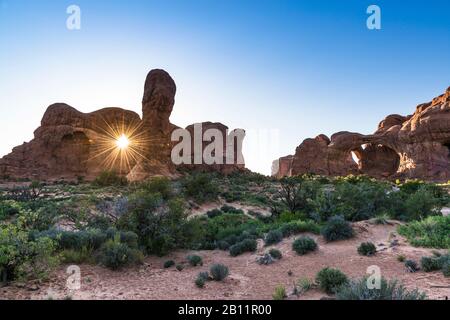 Défilé des éléphants au coucher du soleil, Arches National Park, Utah, USA Banque D'Images