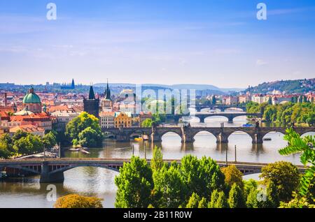 Vue sur les ponts au-dessus de la rivière Vltava dans la ville de Prague. Banque D'Images