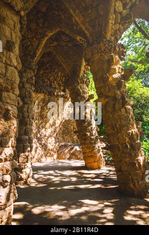 Magnifique passage à l'intérieur du parc Guell avec des rayons du soleil du matin Banque D'Images