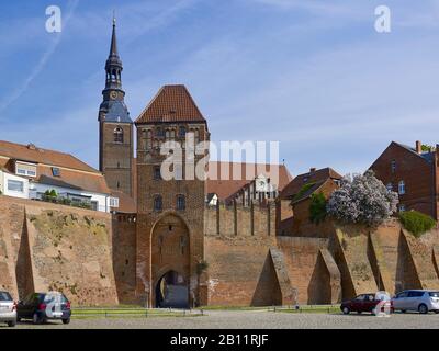 Mur de la ville avec Elbtor et l'église Saint-Étienne, Tangermünde, Saxe-Anhalt, Allemagne Banque D'Images