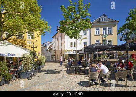 Jardin de bière dans le centre-ville avec vue sur la Badstraße, Bayreuth, Haute-Franconie, Allemagne Banque D'Images