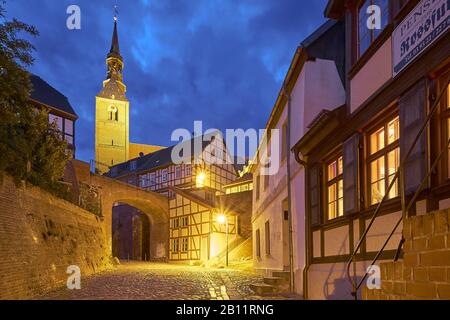 Roßfurt avec l'église Saint-Étienne à Tangermünde, Saxe-Anhalt, Allemagne Banque D'Images