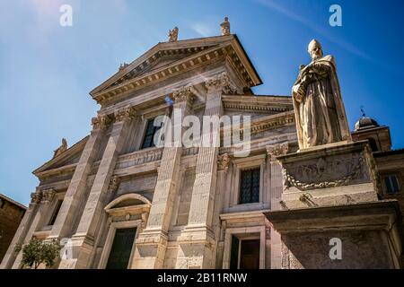 Italie Marche Urbino - Cathédrale et statue de Compatrono Beato Mainardo, évêque d'Urbino. Banque D'Images