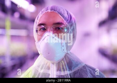 Portrait de jeune homme portant des vêtements de protection et regardant la caméra pendant l'épidémie Banque D'Images