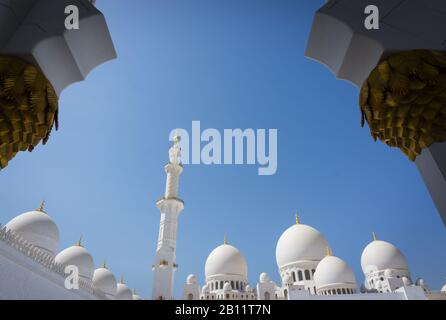 Minaret et en marbre blanc brillant et dômes encadrés par une arche à la Grande Mosquée Sheikh Zayed, Abu Dhabi Banque D'Images