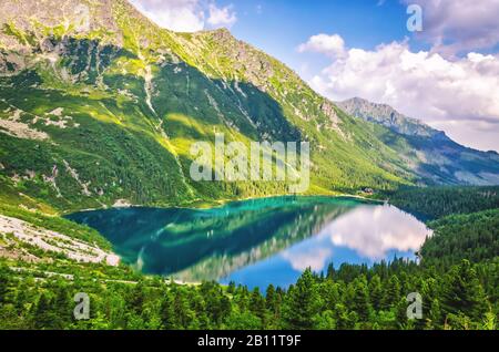 Lac Morskie Oko (oeil de la mer) dans les montagnes Tatra en Pologne. Célèbre complexe polonais au parc national de Tatra, près de la ville de Zakopane. Banque D'Images
