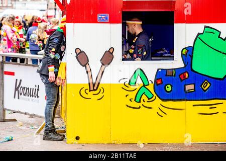 Den Bosch, Pays-Bas. 22 février 2020. Den Bosch, Centre, 22-02-2020, Carnival à Oeteldonk suit des règles strictes. "Une banane est de nouveau à l'extérieur dans une minute". Crédit: Pro Shots/Alay Live News Banque D'Images