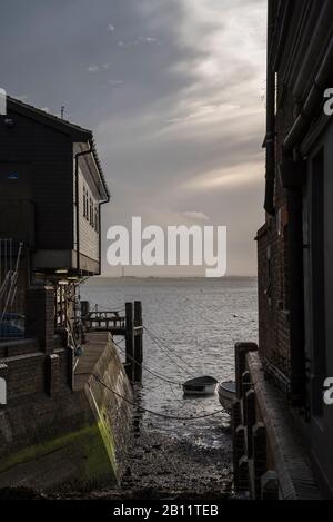 Estuaire de la Tamise vue entre deux bâtiments à Leigh on Sea, Essex Banque D'Images