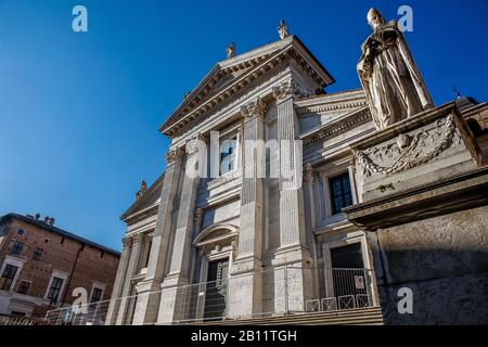 Italie Marche Urbino - Cathédrale et statue de Compatrono Beato Mainardo, évêque d'Urbino. Banque D'Images