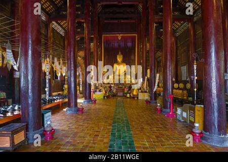 Chiang MAI, THAÏLANDE - 19 DÉCEMBRE 2018: Intérieur de l'ancien temple bouddhiste en bois de Wat Pantao Banque D'Images