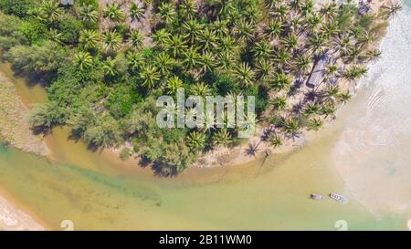 Vue aérienne sur la rivière tranquille, les bateaux et les cocotiers le long de la plage de Khao Lak en Thaïlande Banque D'Images