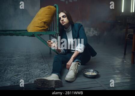 Otage de manac kidnappeur menotté au lit Banque D'Images