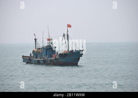 Bateau De Pêche Chinois À Qingdao Banque D'Images