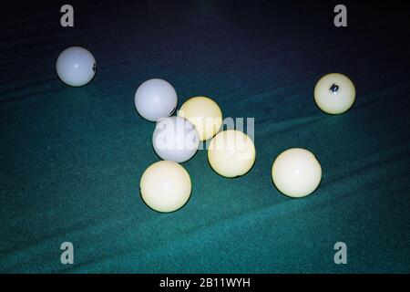Table de billard près. Jouer au billard. Balles de billard sur table de billard verte. Banque D'Images