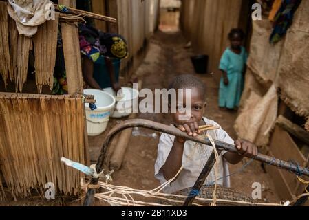 Camp de réfugiés du HCR pour les Fulani, réfugiés de guerre civile de la République centrafricaine, Cameroun, Afrique Banque D'Images