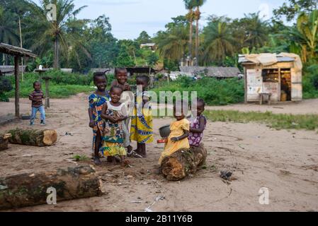 Bantu Enfants, Bayanga, République Centrafricaine, Afrique Banque D'Images