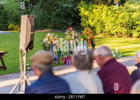 Couronnes De Fleurs Le Jour Du Souvenir. Chaque année, le 4 mai à 20 h, toutes les victimes de la guerre néerlandaise depuis la seconde Guerre mondiale sont commémorées pendant 2 minutes de silence Banque D'Images